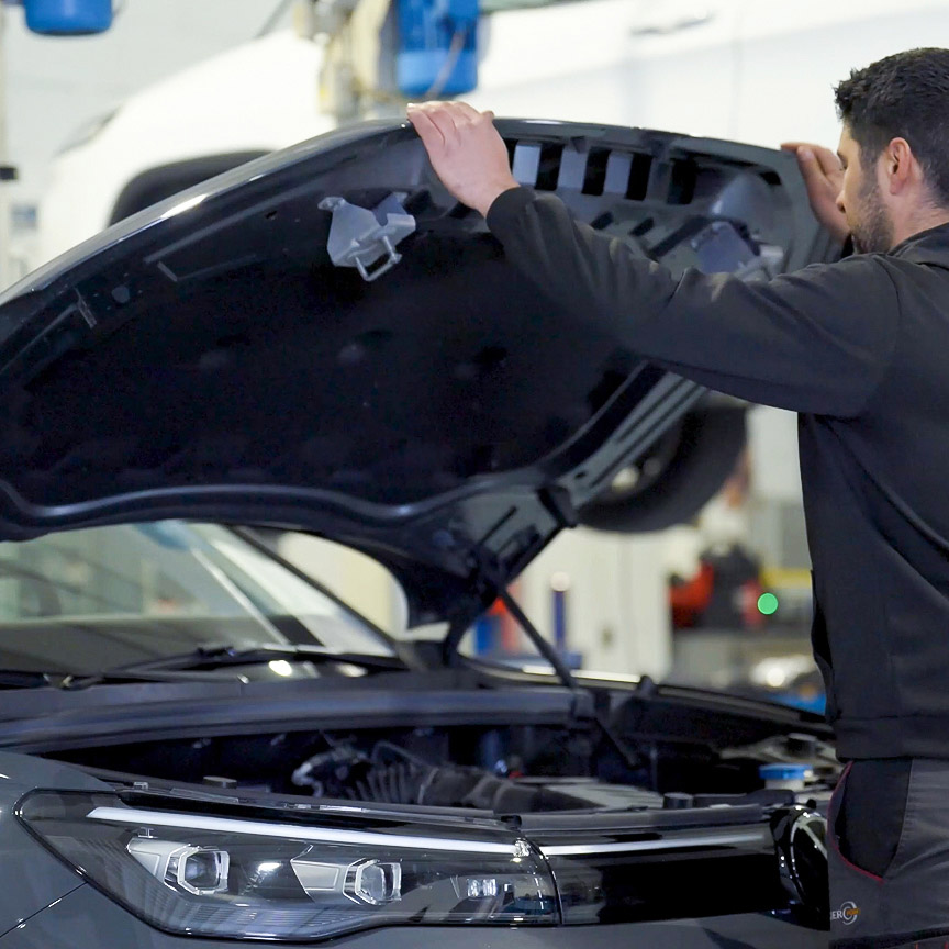 Meccanico al lavoro su un motore in officina